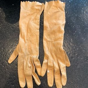 Dainty leather gloves